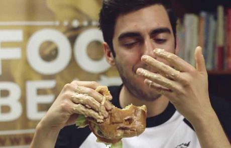 Kako PRAVILNO jesti hamburger, da se zraven ne bi popackali (video)