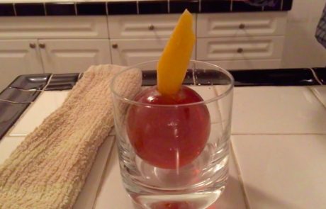 Kako pripraviti koktajl v ledeni krogli in navdušiti goste na zabavi (video)