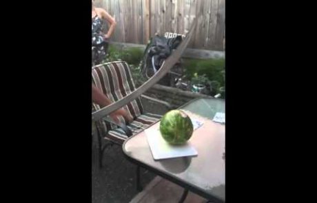 Kako res NIKOLI ne bi smeli rezati lubenice