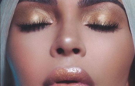 Kim Kardashian ponovno buri domišljijo s svojimi oblinami: Pozirala je popolnoma gola