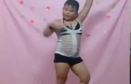 VIDEO: Mali Kitajček šokiral s provokativnim plesom