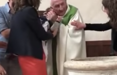 Šokanten video: Cel svet se zgraža nad tem, kaj je duhovnik naredil dečku pri krstu