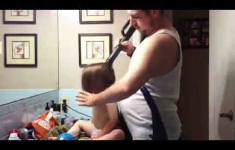 Ko je očka na vrsti za hčerkino frizuro… (video)