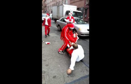 Ko se 12 pijanih Božičkov vplete v pretep sredi ulice … (video)