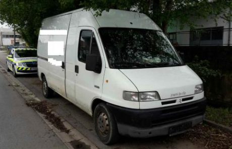 FOTO: Velik bel kombi ni želel ustaviti policiji