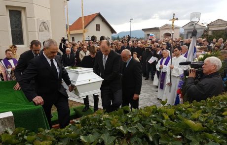 V Begunjah pri Cerknici pokopali 27 žrtev iz Krimske jame, med njimi dve trupli otrok