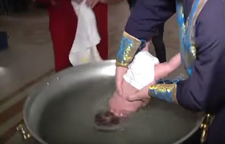 Ti posnetki množičnega krščenja dojenčkov so pretresli javnost