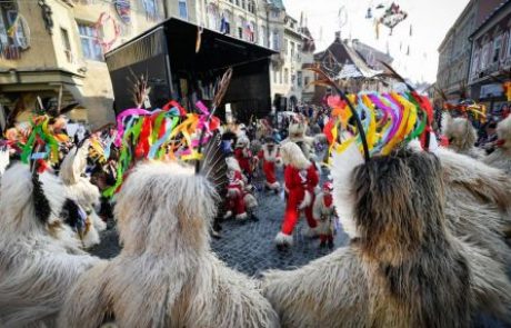 FOTO: Mednarodna karnevalska povorka razprostrla pisane barve