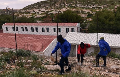 Migranti so na Lampedusi zažgali sprejemni center