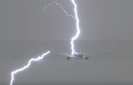 Moč narave: Neverjeten posnetek letala, ki ga zadane strela
