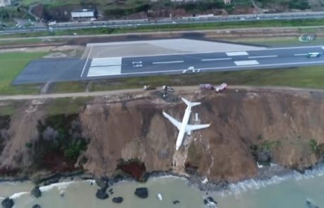 V Turčiji letalo ob pristanku zdrsnilo po pečini in skoraj končalo v morju (Video)