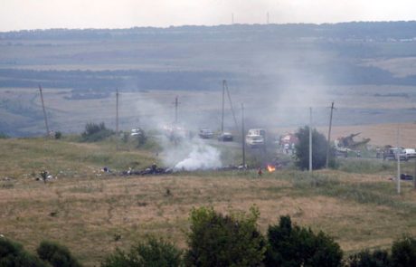 Preiskava: Malezijsko letalo nad Ukrajino je sestrelila raketa, ki je prišla iz Rusije