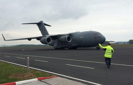 FOTO: V Mariboru pristalo vojaško letalo zveze NATO