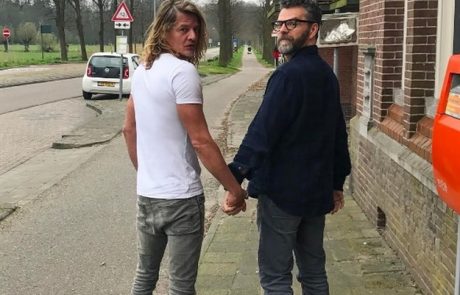 Na Nizozemskem se moški držijo za roke: Razlog, zakaj to počnejo, je genijalen
