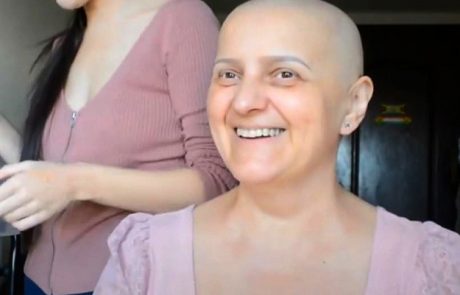 Hčerka je na najboljši način osrečila svojo mamo, ki je po kemoterapiji izgubila lase