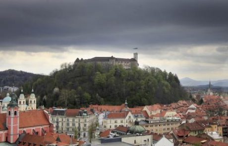 Moška sredi mesta kradla kozmetiko