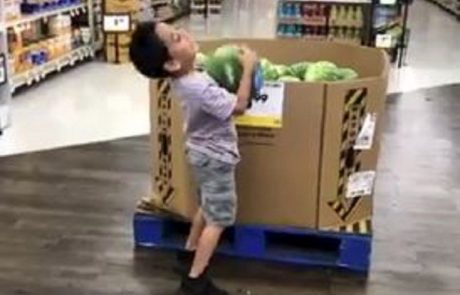 Dečku je iz rok padla lubenica, njegova reakcija je postala viralen hit