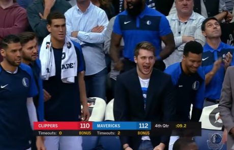 Luka Dončić izpustil tekmo v ligi NBA, a je njegova reakcija s klopi vseeno postala hit