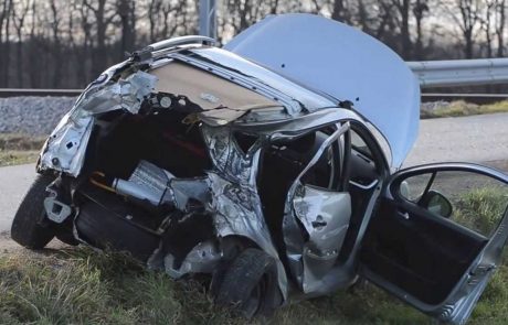 Trčili dve vozili, šest oseb poškodovanih v bolnišnico