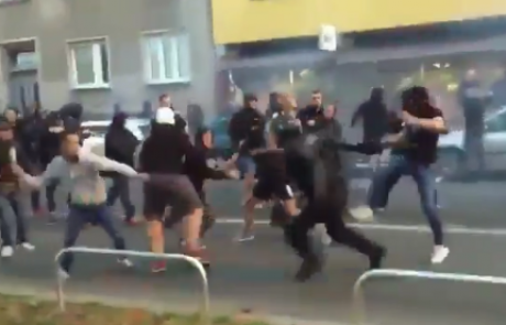 VIDEO: Tako so noreli navijači v Mariboru, padalo kamenje, policist poškodovan