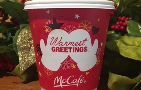 Ko se božična skodelica sprevrže v nekaj nespodobnega: Poglejte, zakaj se danes vsi smejijo McDonaldsovi skodelici