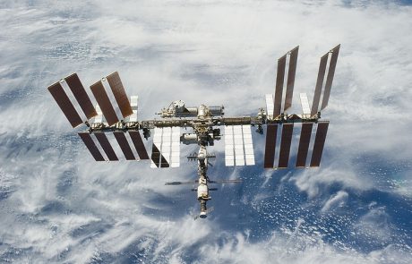 Ruski astronavti na površini mednarodne vesoljske postaje našli »zunajzemeljske bakterije«
