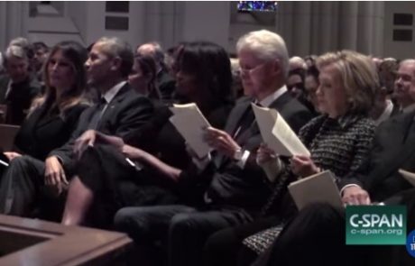 Takšna je Melania, ko v njeni bližini ni moža: Kamere ujele, kaj sta z Obamo delala na pogrebu