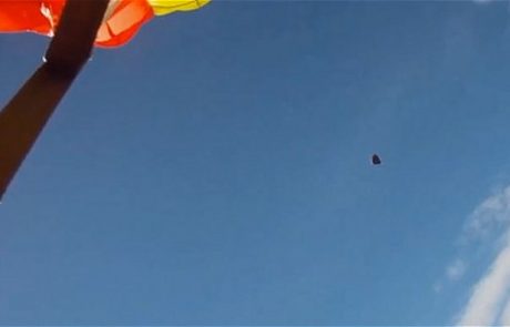 VIDEO: Padajoči meteorit za las zgrešil padalca!