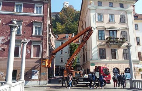 Se je Ljubljančanom zmešalo? V prestolnici že nameščajo novoletne lučke