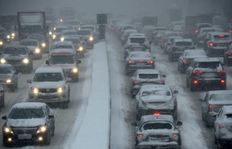 Sneženje povzroča težave v prometu, večkilometrski zastoji na štajerski avtocesti