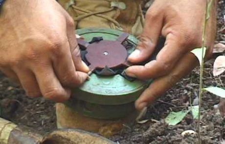 Moški hladnokrvno razmontira pohodno mino z žepnim nožem in kladivom (video)