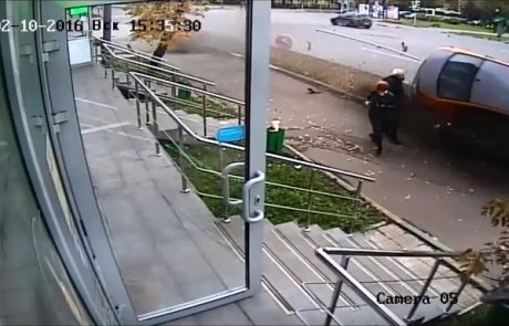 Grozljiv trenutek, ko voznik zapelje na pločnik med pešce (video)