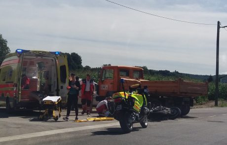 FOTO: V prometni nesreči hudo poškodovan 19-letni motorist