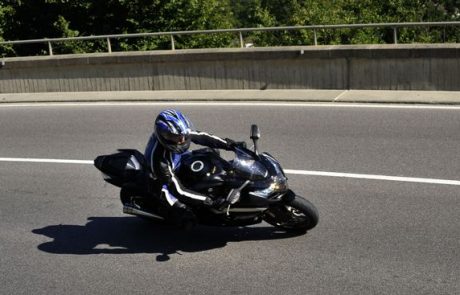 V dveh nesrečah huje poškodovana motorista