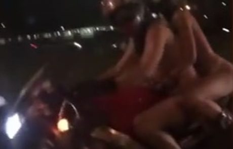 Motorista sta se peljala po mestu gola, a na čelado nista pozabila (video)