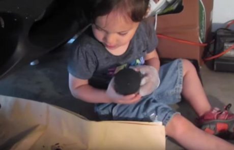 3-letna deklica nam pokaže, kako avtomobilu zamenjati motorno olje (video)
