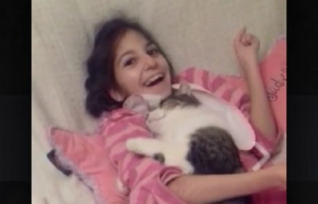 Poglejte si veselje bolne deklice, ko spozna terapevsko mačko