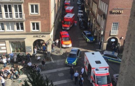 V starem mestnem jedru Münstra voznik zapeljal v množico; več mrtvih in ranjenih