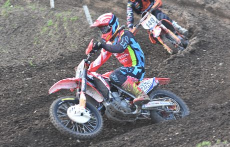 Tim Gajser z bolečinami v rami in hrbtu do enajstega mesta