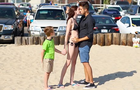 Na plaži je zalizoval mamice vpričo njihovih otrok (video)