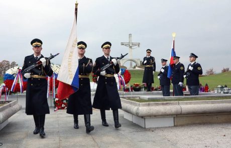 Na Žalah položili vence padlim v vojni za Slovenijo, Kopač Mrakova pobegnila še pred koncem slovesnosti