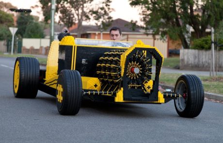 Najstnik iz LEGO kock izdelal avtomobil, ki vozi na zrak