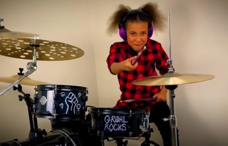 Sloviti Dave Grohl 10-letno čudežno bobnarko, ki je že igrala z Lennyjem Kravitzem, povabil na oder s Foo Fighters (video)