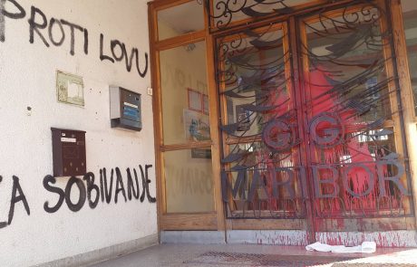 FOTO: Nasprotniki lova z grafiti in rdečo barvo nad mariborski zavod za gozdove