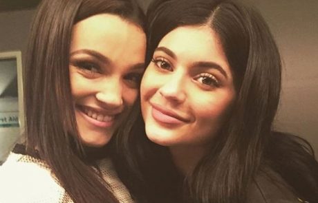 Sestre Kardashian-Jenner imajo prelepo sestrično, ki je bila do sedaj v senci