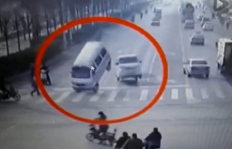 Ne boste veljeli svojim očem: Trije avtomobili na Kitajskem poleteli v zrak (video)