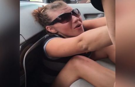 Cel svet se smeji štorasti mamici, ki se je zagozdila v avtu (video)