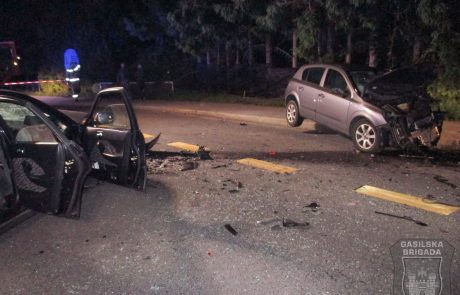 FOTO: V prometni nesreči osebo reševali iz zvite pločevine, dva poškodovana