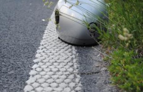 Hude poškodbe motoristov zaradi bankine in robnika