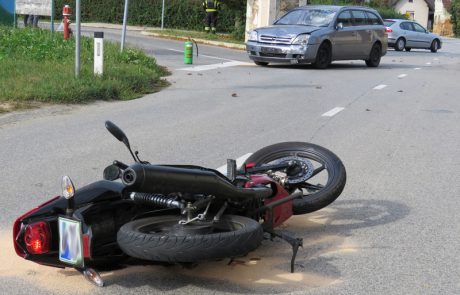 Motorist prevozil stop znak in pristal na vetrobranskem steklu